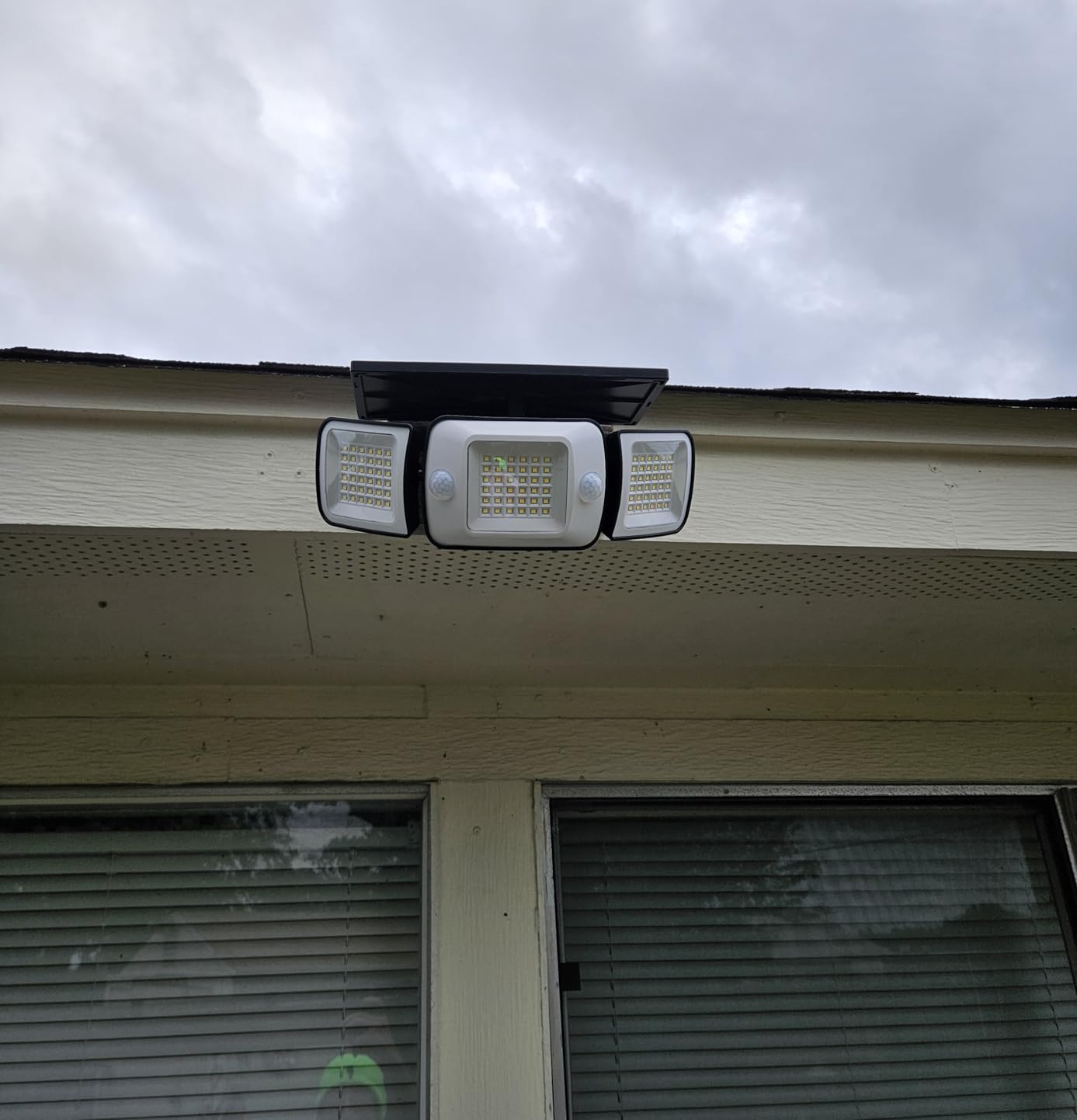 intelamp Solar Outdoor Lights, Motion Sensor with Dual Sensors Waterproof customer photo 2