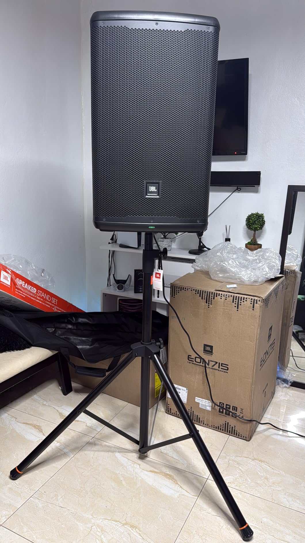 JBL Professional EON712 Powered PA Speaker, Loudspeaker with Bluetooth, 12 inch,1300 Watt, Corded Electric, Black customer photo 1