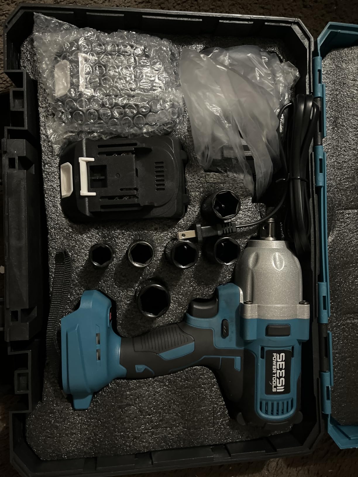 Seesii Impact Wrench 665 FT-LBS(900N.m) 3300IPM 1/2 Impact Gun High Torque Electric Impact Driver Cordless Impact Wrench with 21V 2x4.0Ah Battery 6 Sockets&Case for Home Car Tire Lug Nut Removal Tool customer photo 1