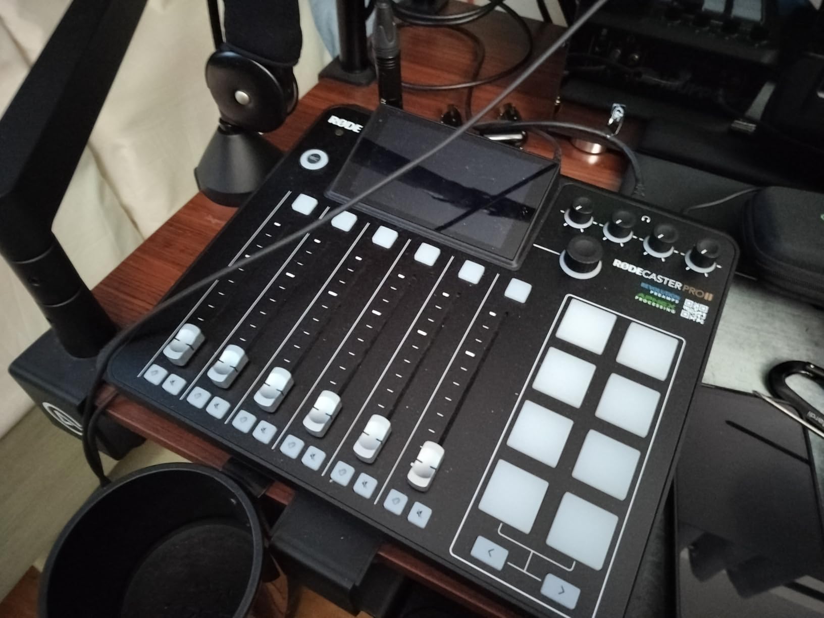 RØDE RØDECaster Pro II All-in-One Production Solution for Podcasting, Streaming, Music Production and Content Creation,Black customer photo 1