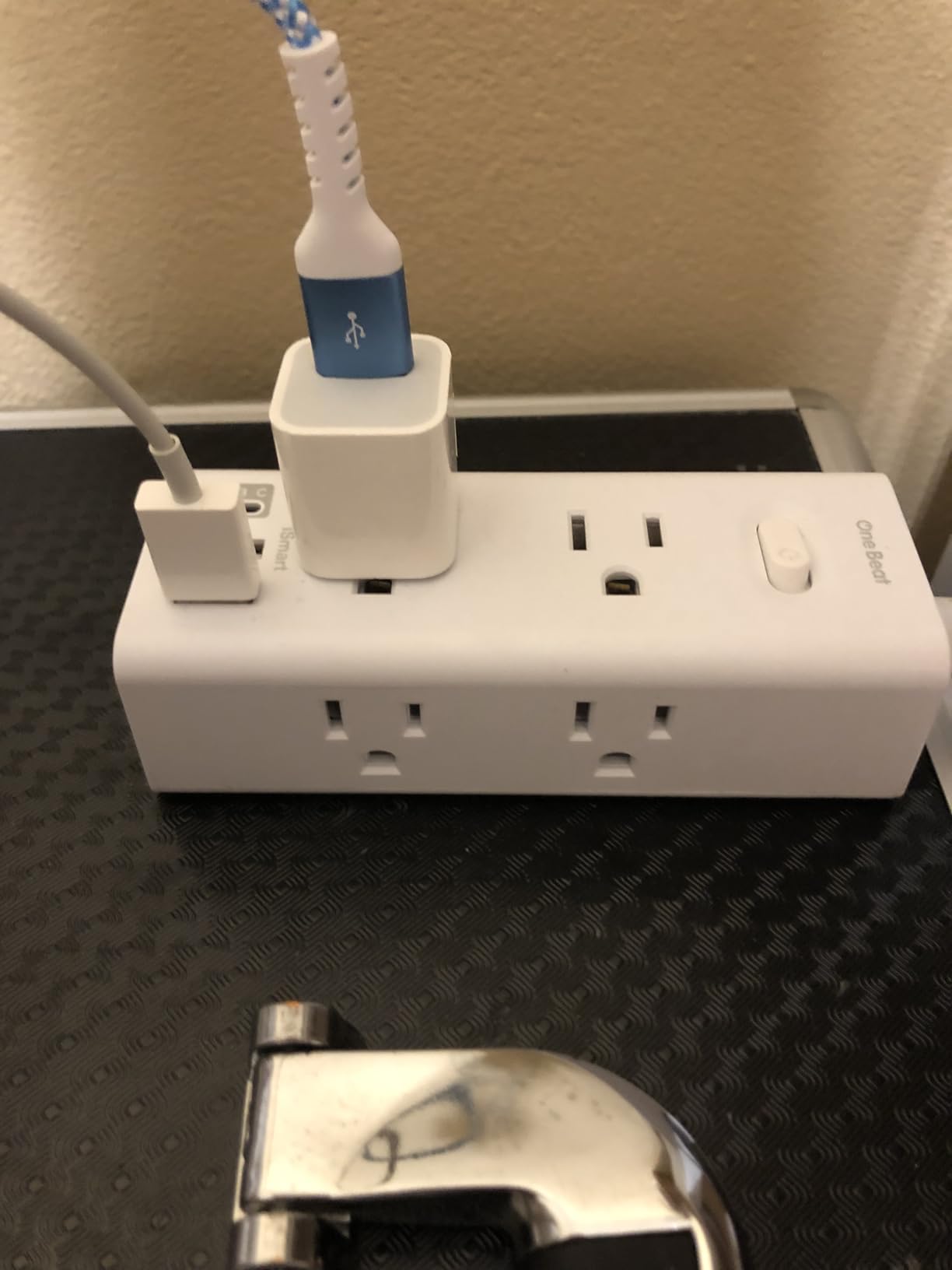 One Beat Surge Protector Power Strip, 5 Ft Flat Plug Extension Cord, 900J | 6 Outlets 4 USB Ports(2 USB C), Wall Mount Outlet Extender Small Power Strip for Travel Home Office College Dorm Room Station customer photo 1