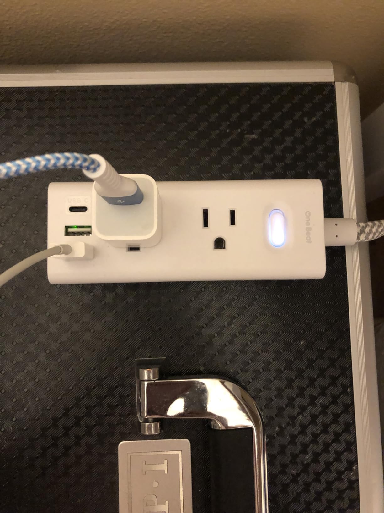 One Beat Surge Protector Power Strip, 5 Ft Flat Plug Extension Cord, 900J | 6 Outlets 4 USB Ports(2 USB C), Wall Mount Outlet Extender Small Power Strip for Travel Home Office College Dorm Room Station customer photo 2
