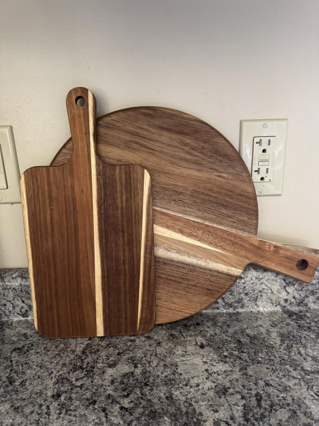 Acacia Wood Cutting Board and Chopping Board with Handle for Meat, Cheese Board, Vegetables, Bread, and Charcuterie - Decorative Wooden Serving Board for Kitchen and Dining Room, Large 17