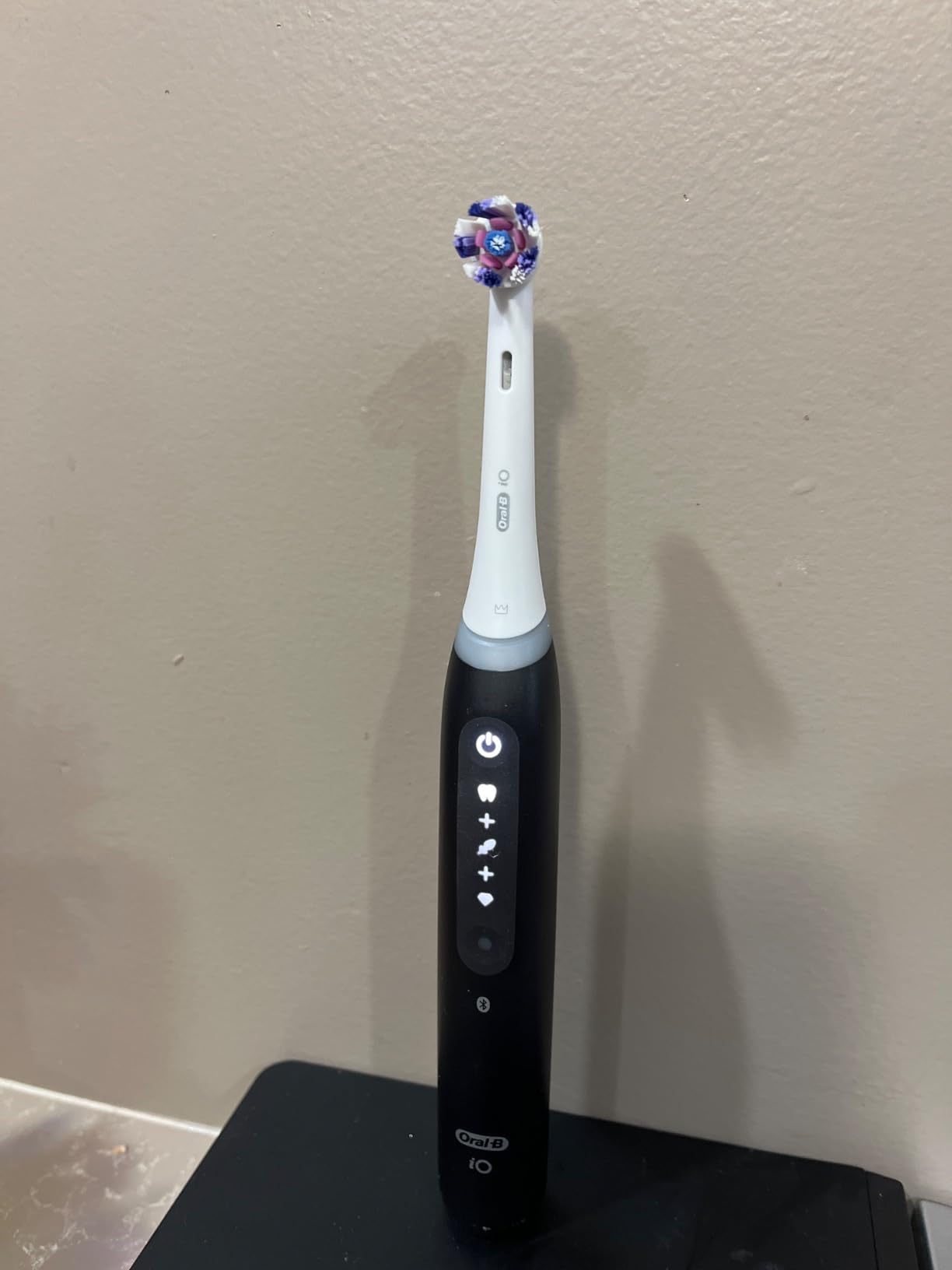 Oral-B Rechargeable Electric Toothbrush, iO5 Limited Deep Clean & Whiten, 5 Cleaning Modes, Visual Pressure Sensor to Protect Gums, Travel Case, 3 Brush Heads, Black customer photo 1