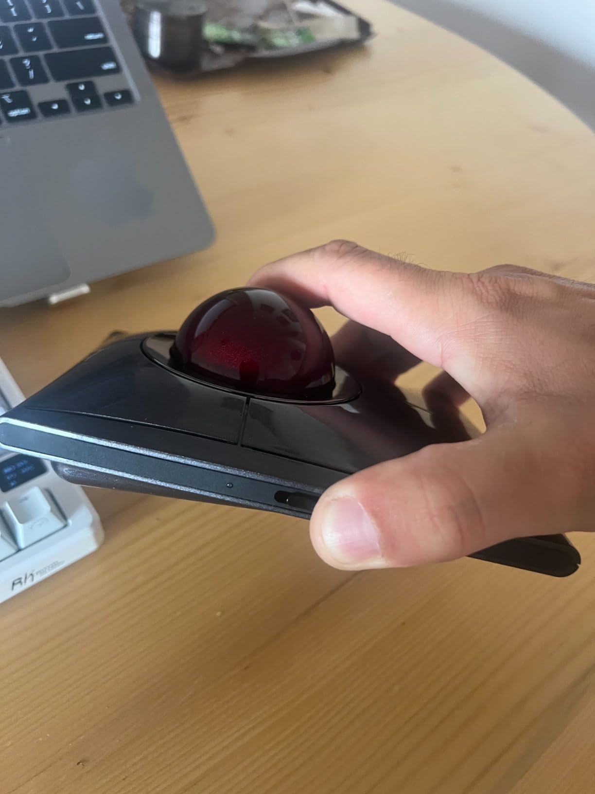 Kensington SlimBlade™ Pro Wireless Trackball, Rechargeable Battery, Bluetooth 2.4GHz Connection Options (K72080WW) | Rechargeable battery, Bluetooth and 2.4GHz connection options, precise ergonomic control customer photo 1