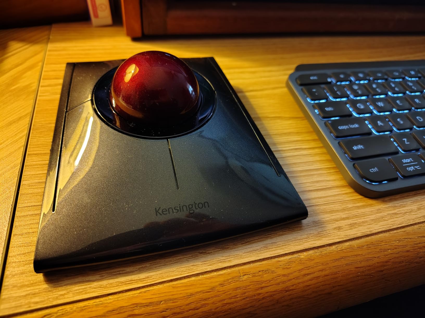 Kensington SlimBlade™ Pro Wireless Trackball, Rechargeable Battery, Bluetooth 2.4GHz Connection Options (K72080WW) | Rechargeable battery, Bluetooth and 2.4GHz connection options, precise ergonomic control customer photo 2