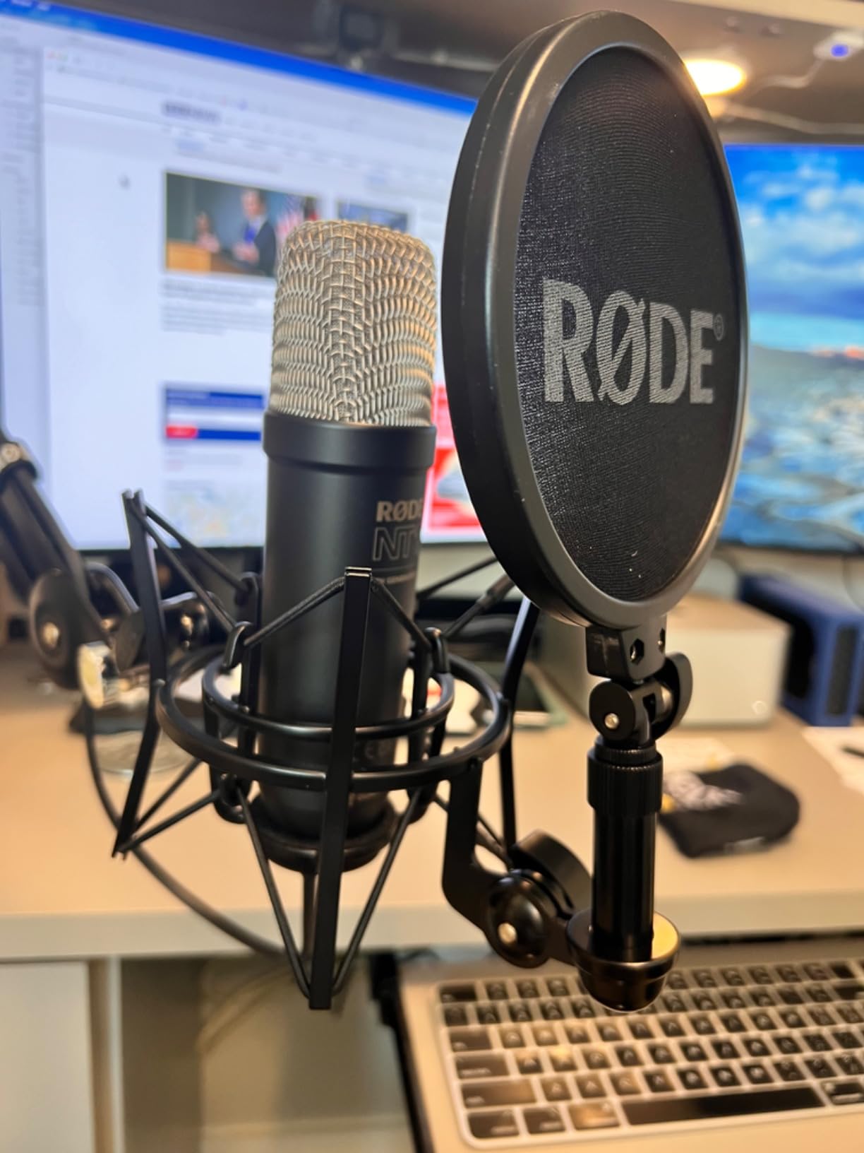 RØDE NT1 5th Gen Studio Condenser Microphone, XLR + USB-C, Silver customer photo 2