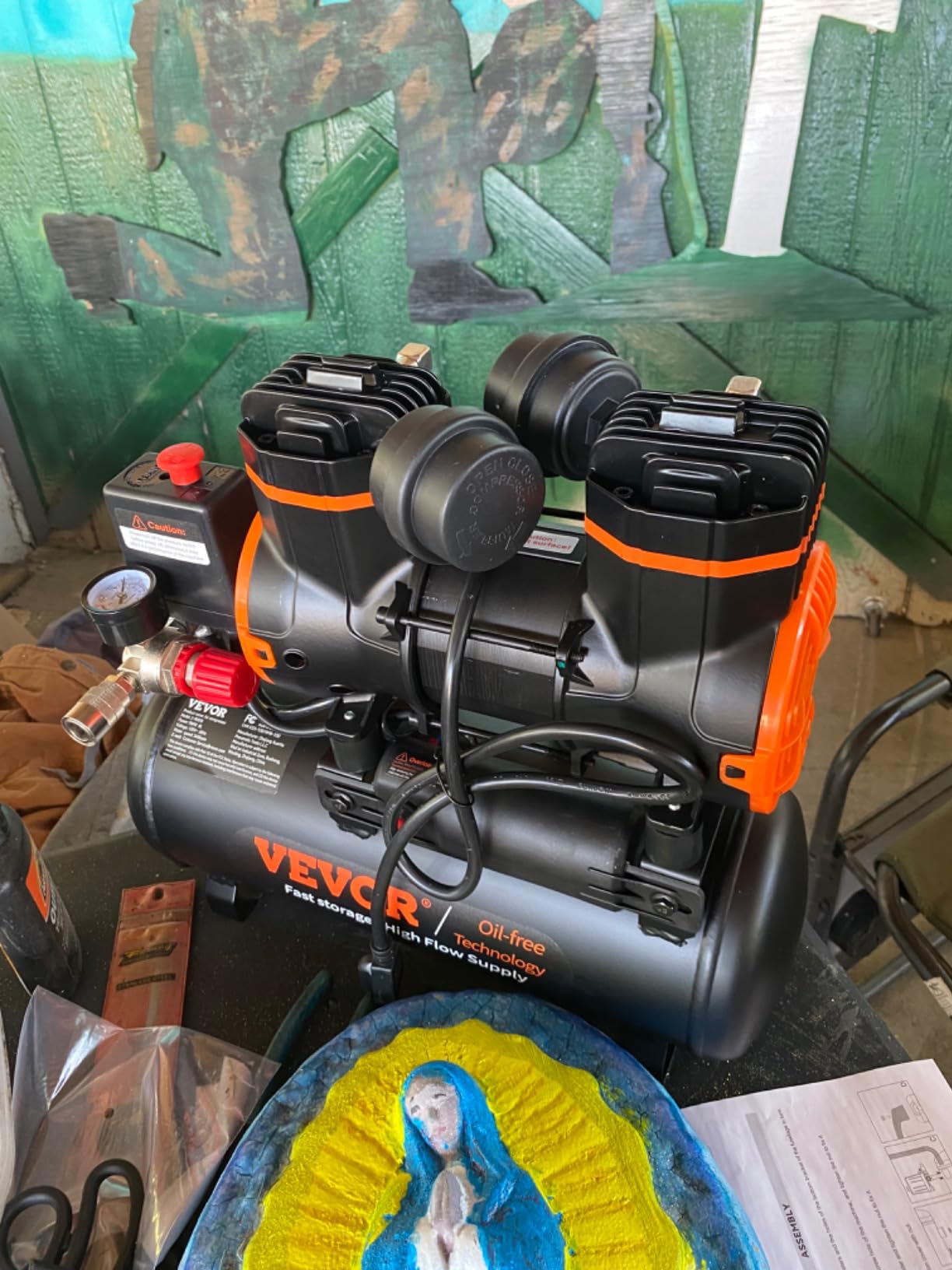 VEVOR 2.1 Gallon Air Compressor, 1.2HP 2.2 CFM@90PSI Air Compressors with Max. 116PSI Pressure, Oil Free Compressor Tank for Auto Repair, Tire Inflation, Spray Painting, Woodwork Nailing customer photo 2