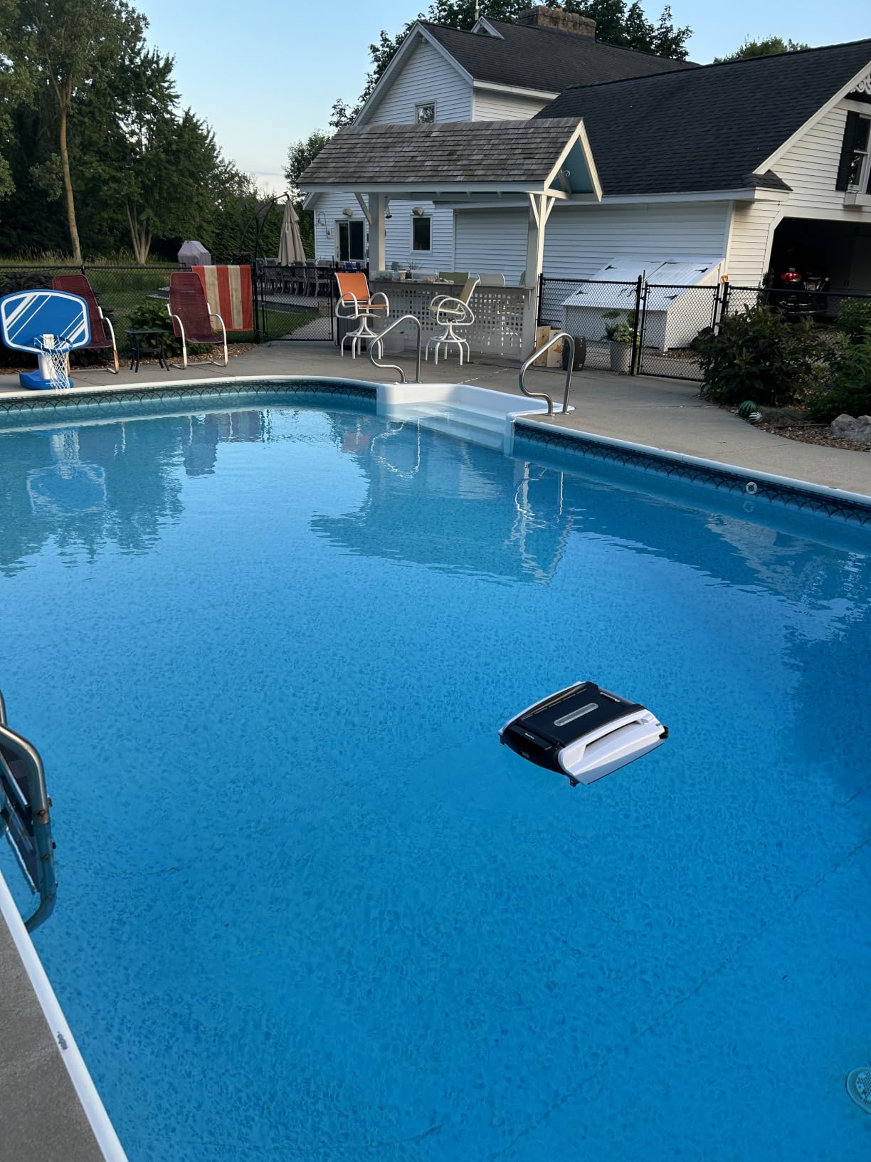 Betta SE Solar Powered Automatic Robotic Pool Surface Skimmer Cleaner with 24/7 Continuous Cleaning Battery Power and Re-Engineered Twin Salt Chlorine Tolerant Motors (Blue) customer photo 1
