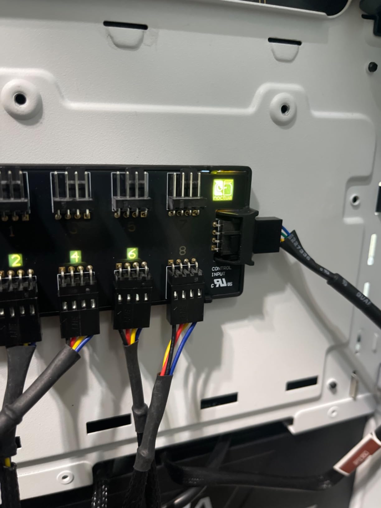 Noctua NA-FH1, 8-Port PWM Fan Hub, Magnetic with Short Circuit Protection customer photo 1