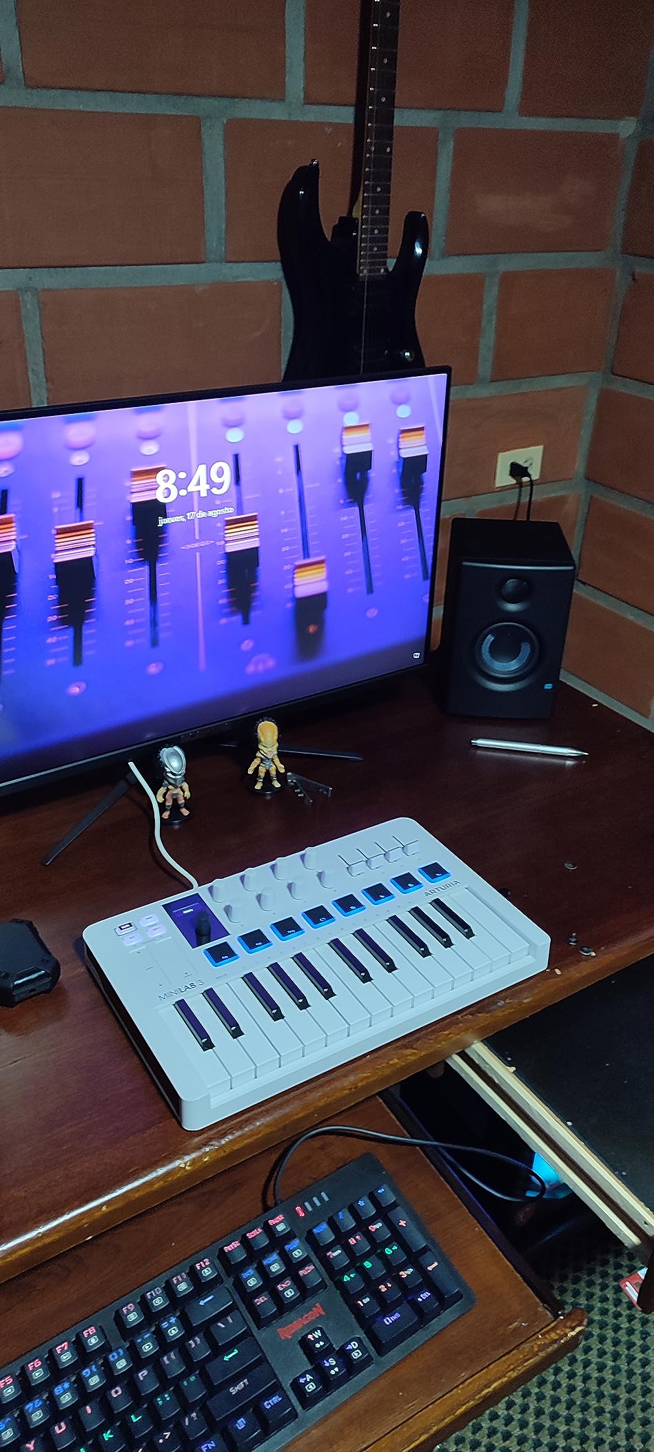 Arturia MiniLab 3 Universal MIDI Controller, Deep Black customer photo 1