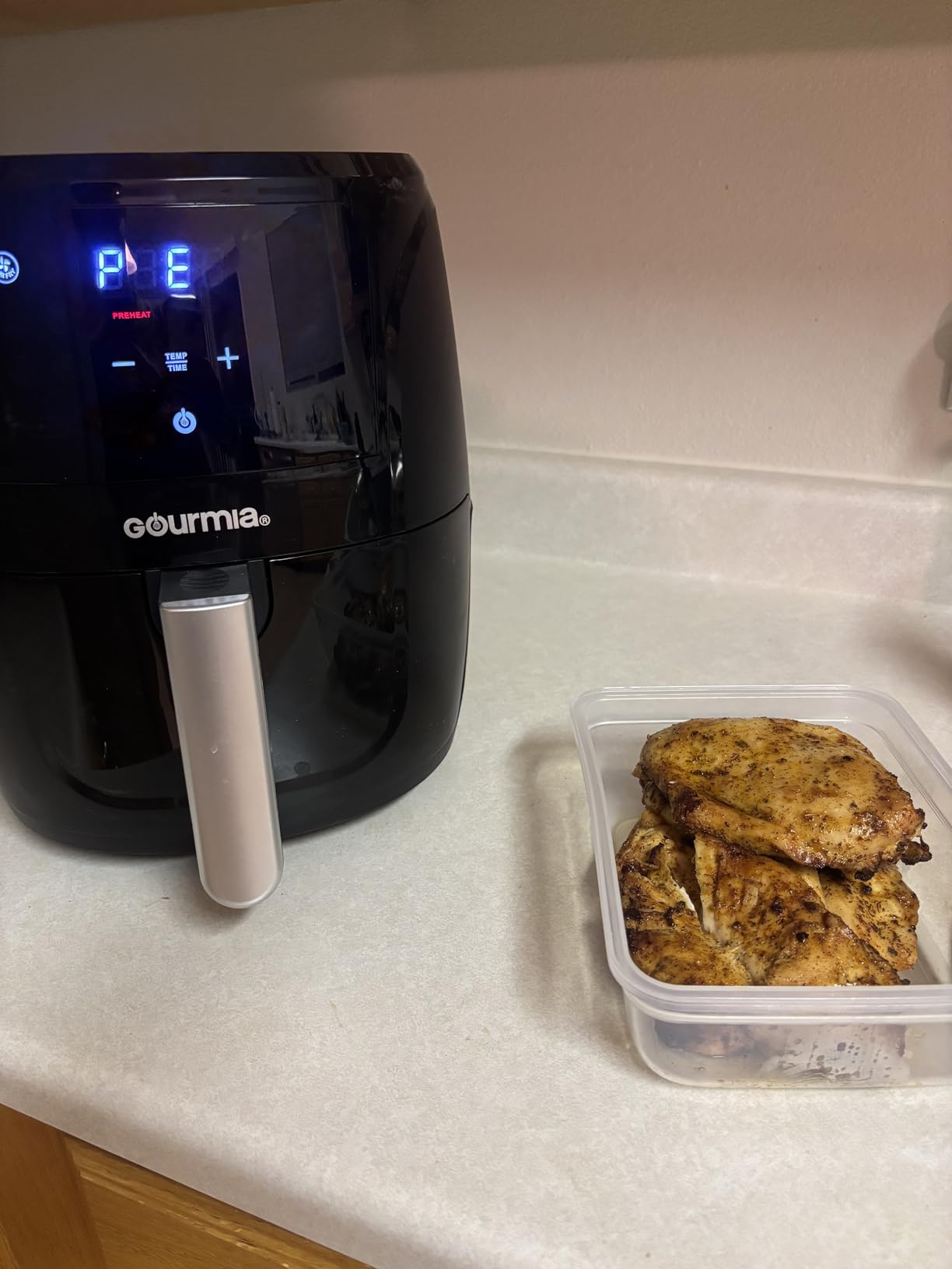Gourmia Air Fryer - 4 Qt Capacity, FryForce360º, Digital Display with 8 Presets, Roast, Bake, Broil, Dehydrate, Dishwasher Safe Accessories, Compact, Black customer photo 1