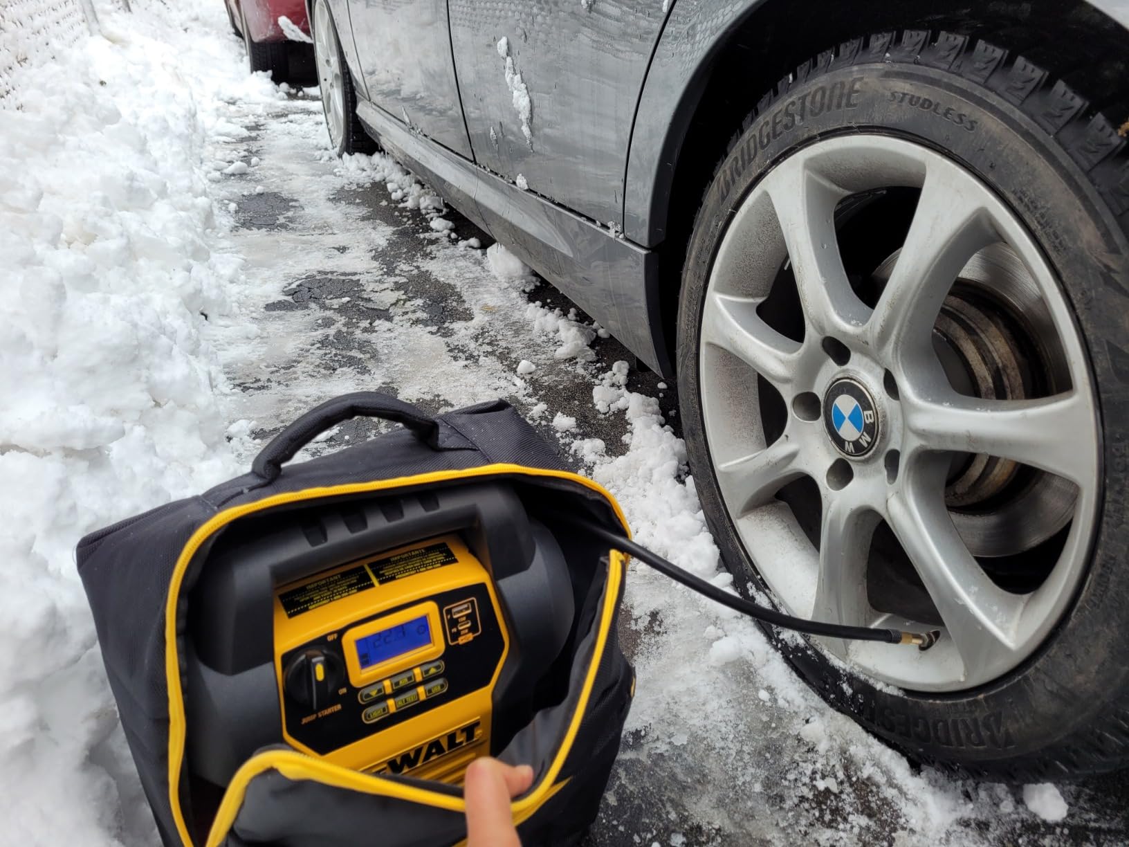 DEWALT DXAEJ14 1600 Peak Amp Jump Starter with 120 PSI Air Inflator | For 4, 6 and 8-cylinder Gas and Diesel Cars, Trucks, Motorcycles, SUV's, Boats, ATV's, and RV's, USB charging and LED Light customer photo 1