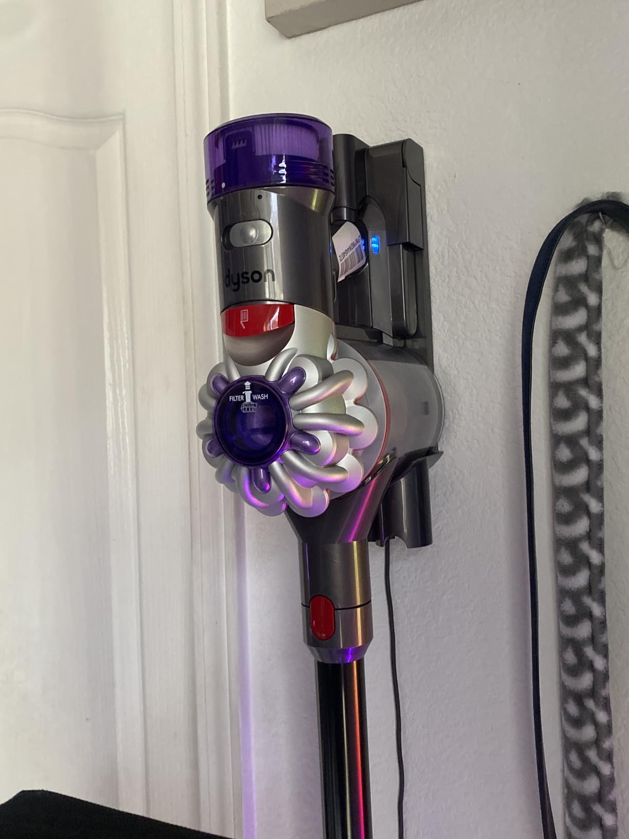 Dyson V8 Plus Cordless Vacuum, Cleans Hard Floors and Carpets, Detangles, Converts to Handheld, 115AW, 2 Power Modes, Up to 40 Minutes¹ customer photo 2