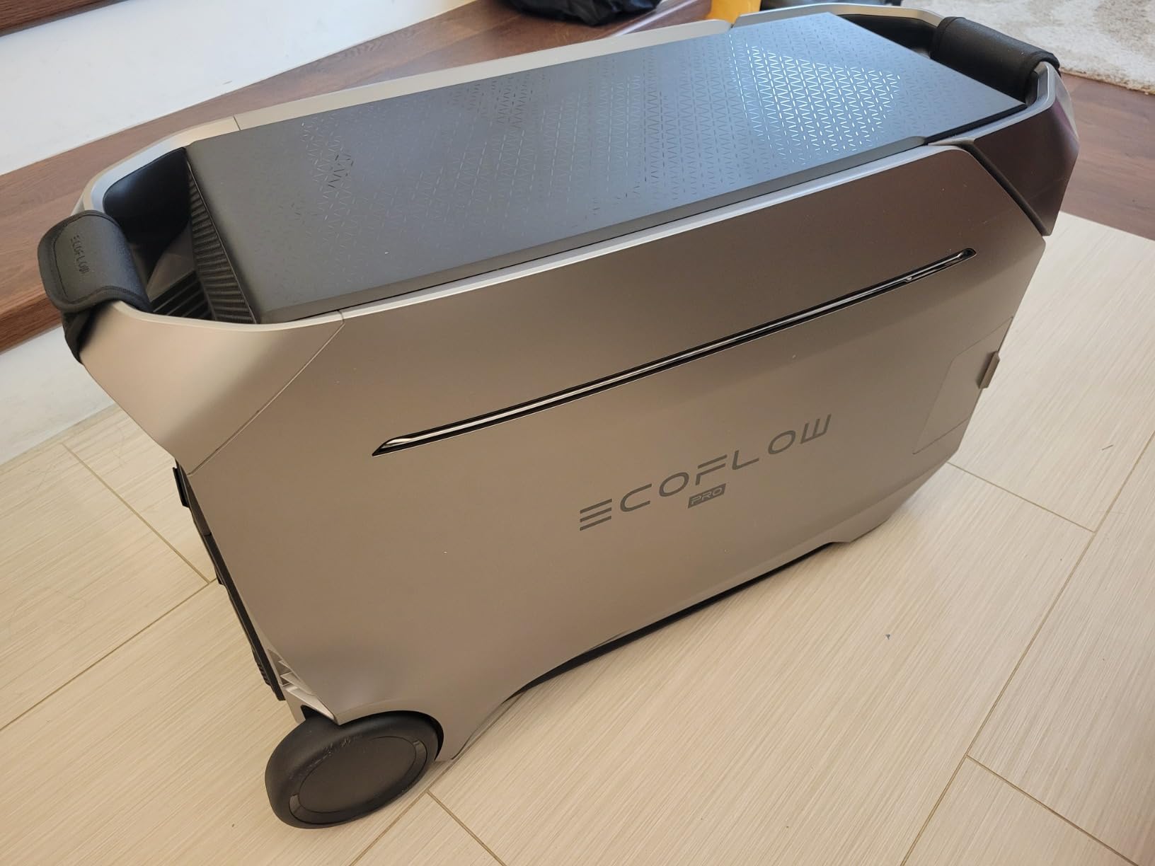 EF ECOFLOW DELTA Pro 3 Portable Power Station, 4096Wh, 4000W AC Output customer photo 1