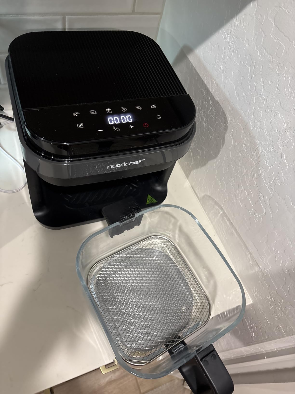Nutrichef 5.8 Quart Air Fryer | 8-in-1 Preset Cook Modes| Transparent Fry Bowl for Best Cooking Results | Cook Shrimp, Steak, Fries, Wings, Chicken & More | Precise Temperature Control & Time | White customer photo 1