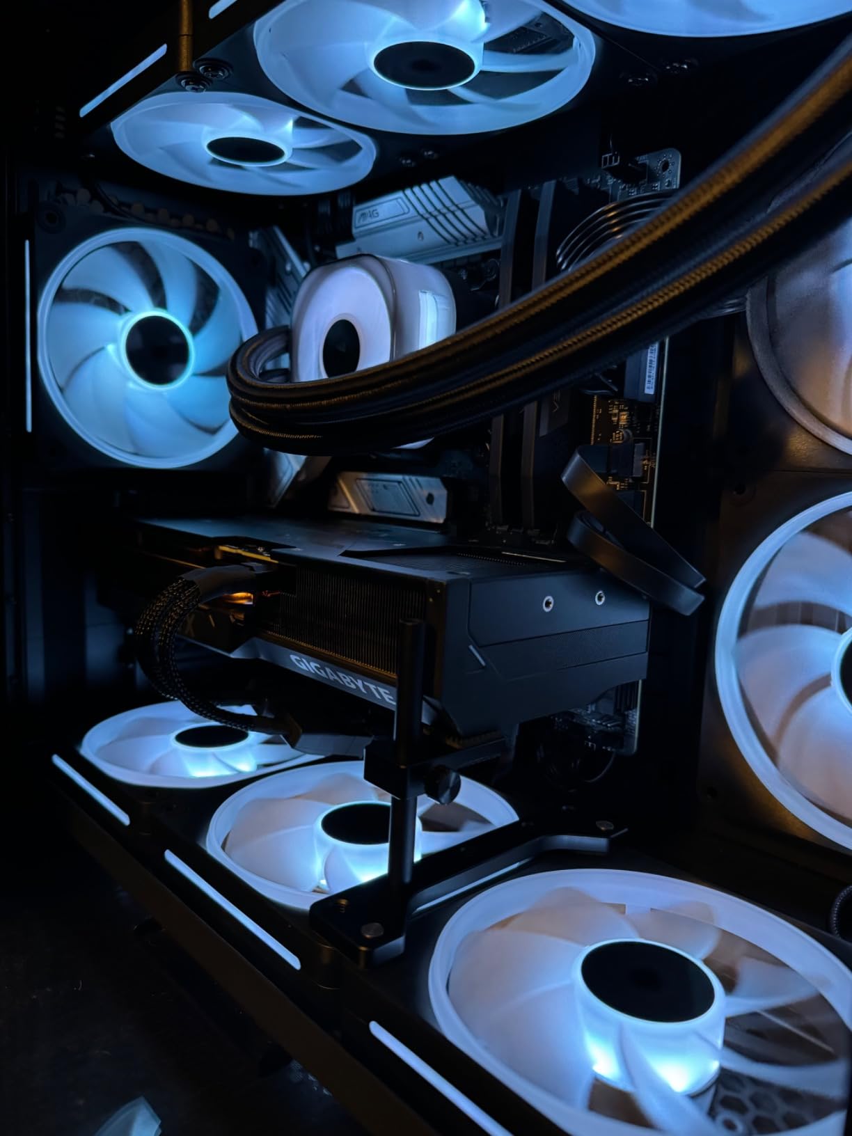 CORSAIR iCUE Link LX120-R RGB 120mm PWM Reverse Fans – Triple Fan Kit – Low-Noise, Magnetic Dome Bearing, Dual Light Loops, CORSAIR QuikTurn Screws, Zero RPM Mode – Black customer photo 2