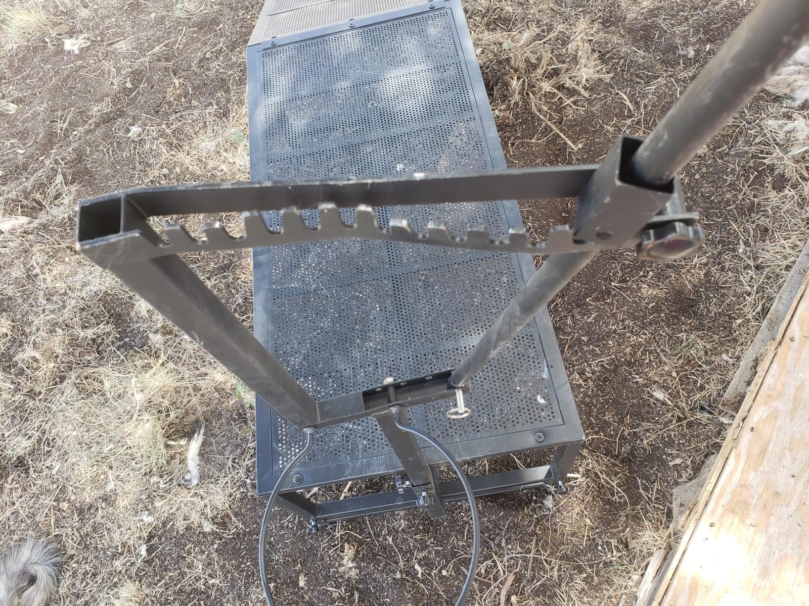600 LBs Goat Stand with Feed Bin, Goat Milking Livestock Stand for Sheep Trimming and Milking, for Hoof Trimming, with Feeder, Adjustable Size, Iron Silver customer photo 1