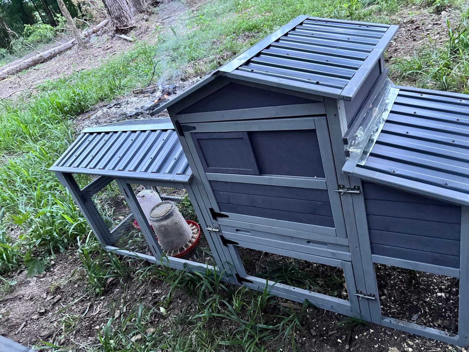 Mobile Chicken Coop with Wheels for 4-6 Chickens, Large Outdoor Hen House with Run, Weatherproof Asphalt Roof, Sectionable Nesting Box & Pull-Out Tray, 82.4