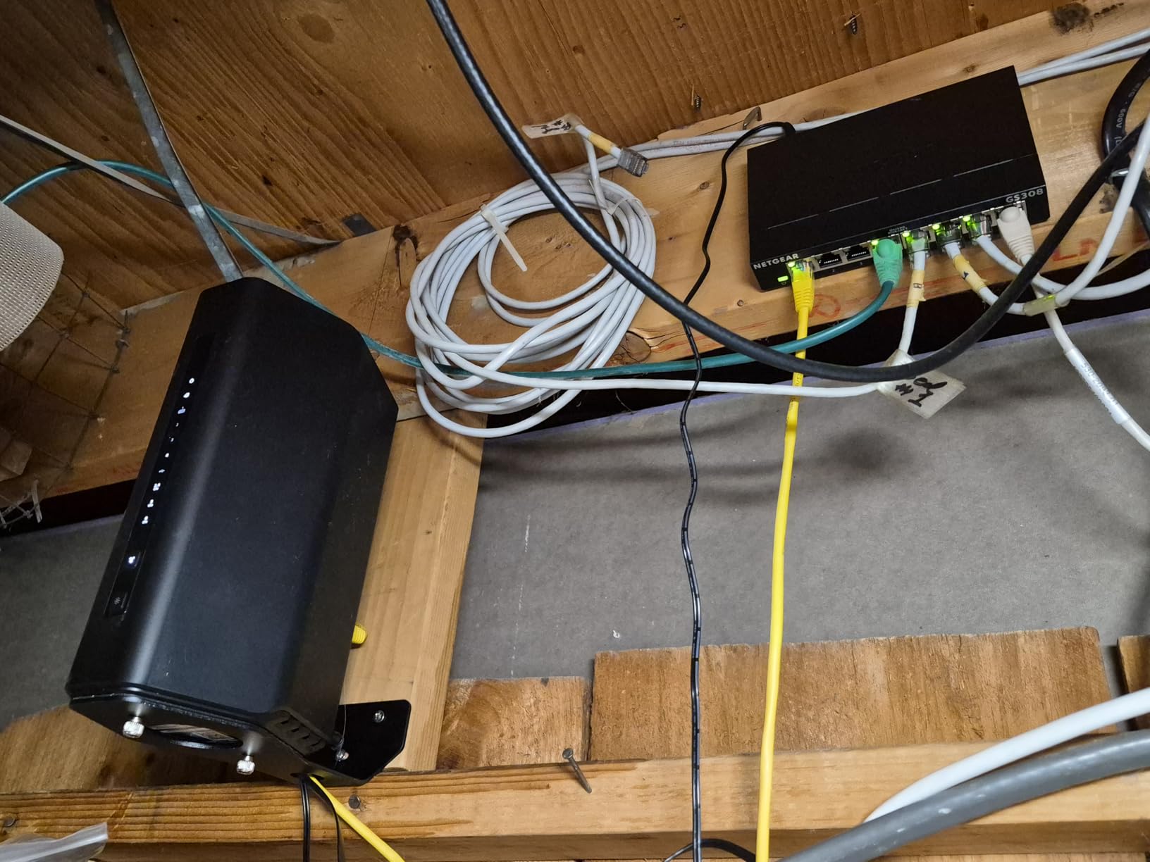 NETGEAR 16-Port Gigabit Ethernet Unmanaged Network Switch (GS316v3) customer photo 2