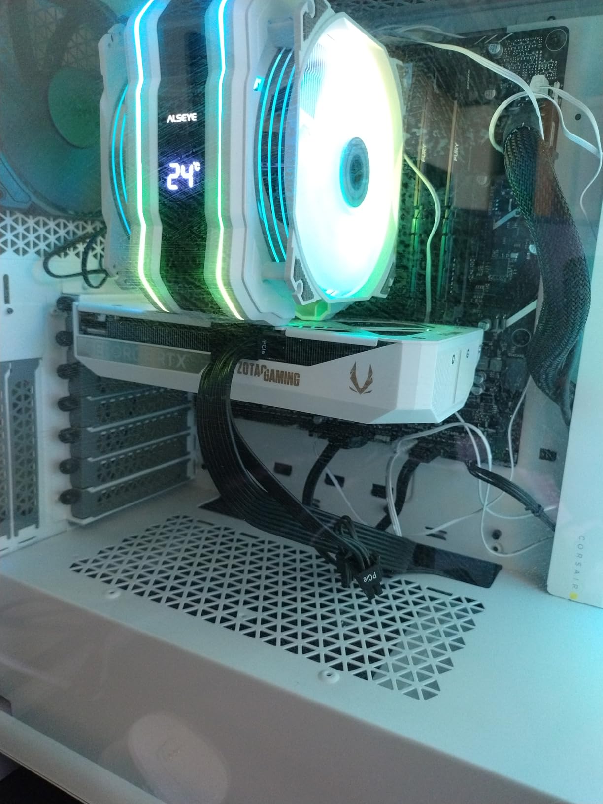 ZOTAC Gaming GeForce RTX 5060 Ti 16GB Twin Edge OC White Edition DLSS 4 16GB GDDR7 128-bit 28 Gbps PCIE 5.0 Gaming Graphics Card, IceStorm 2.0 Cooling, SFF-Ready, ZT-B50620Q-10M customer photo 2