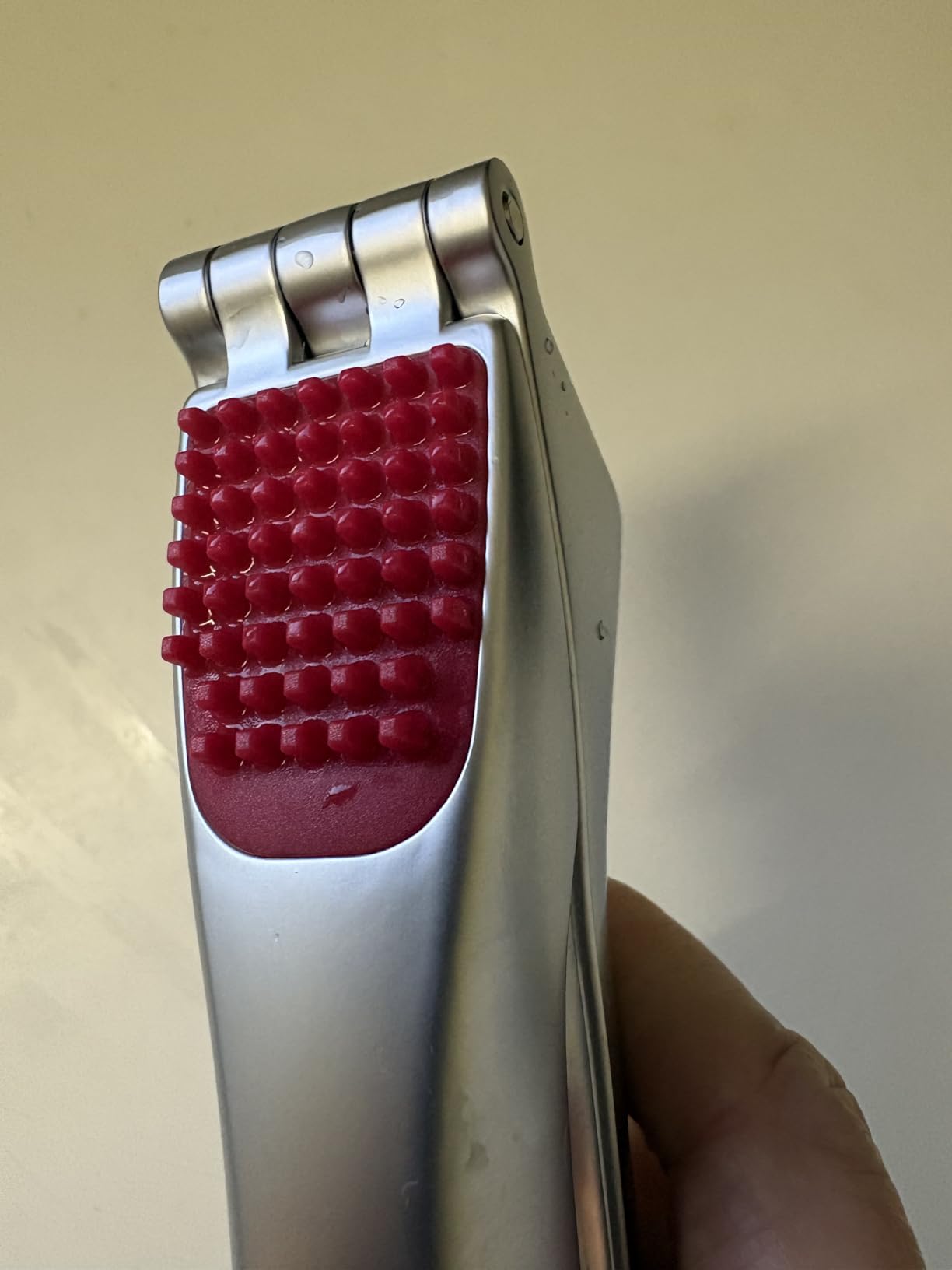 KITCHENDAO Heavy-duty Garlic Press, Built-in Scraper & Cleaning Pusher customer photo 2