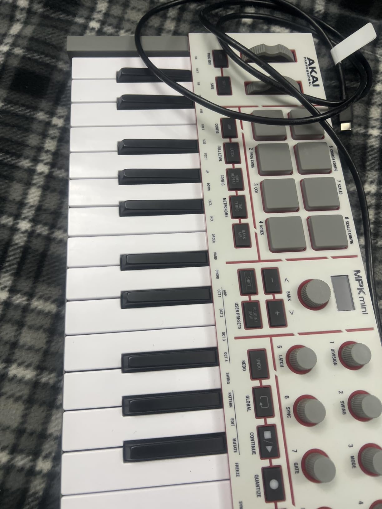 Akai Professional MPK Mini IV 25-Key USB-C MIDI Keyboard Controller, Black customer photo 1