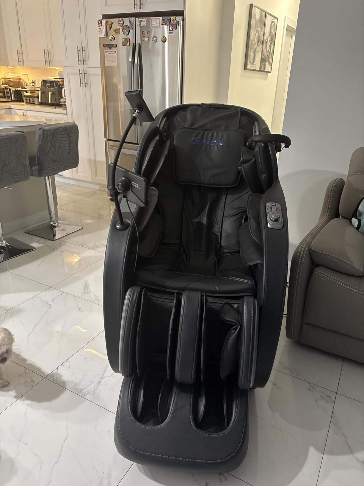 MYTHIA 4D Full Body Massage Chair Recliner, 12 Auto Modes, 11 Techs, Black customer photo 2