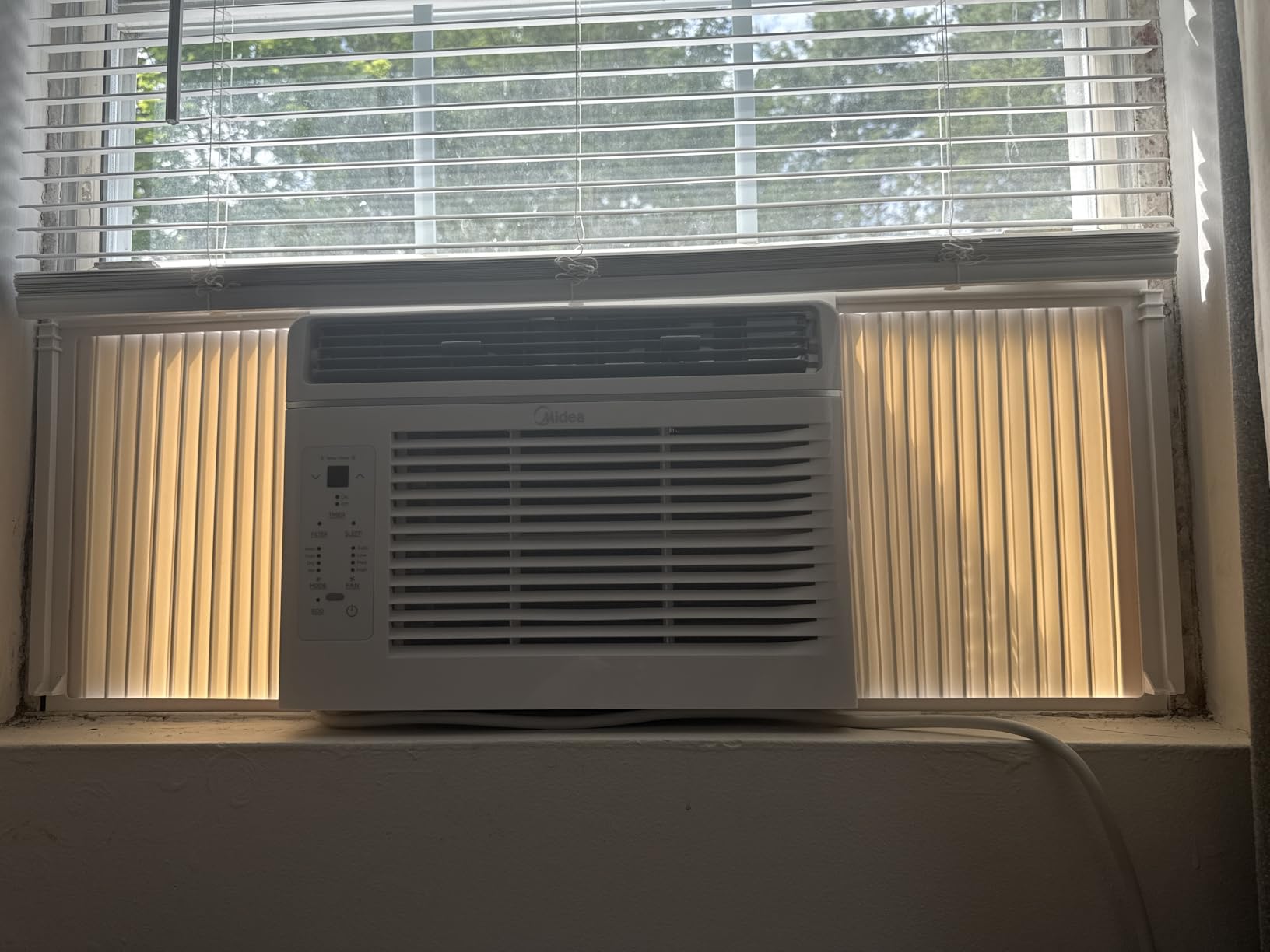 Midea 6,000 BTU Window Air Conditioner, Electronic Control, 250 Sq Ft - New | 3-In-1 Cool/Fan/Dehumidifier Modes, Easy-To-Use Controls, Remote Control, And Cooling For Bedrooms, Studies and Home Offices customer photo 2
