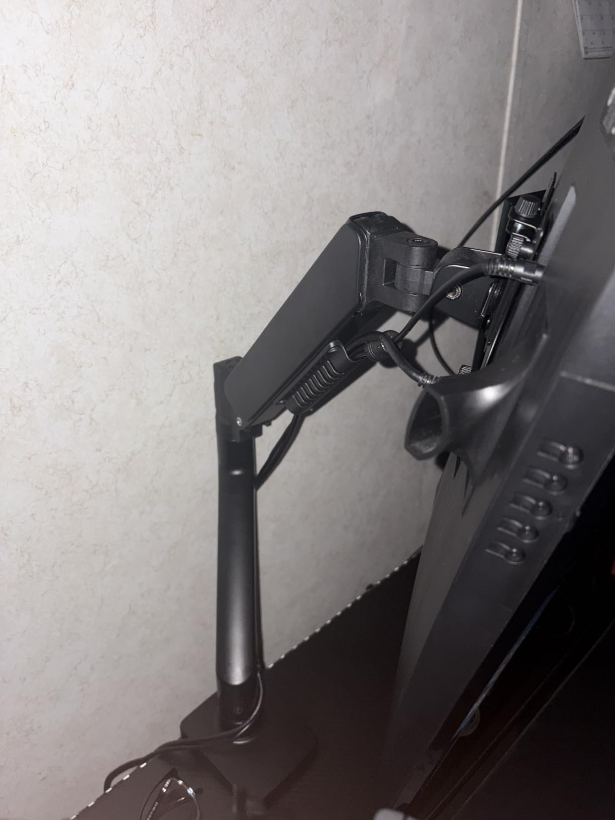 ErGear Heavy Duty Monitor Arm for 13-49″ Ultrawide Screens, 37.4 lbs Capacity, Full Motion Monitor Desk Mount, Rock-Solid Support, Dual C-Clamp & Grommet Mount, VESA 75x75/100x100mm customer photo 2