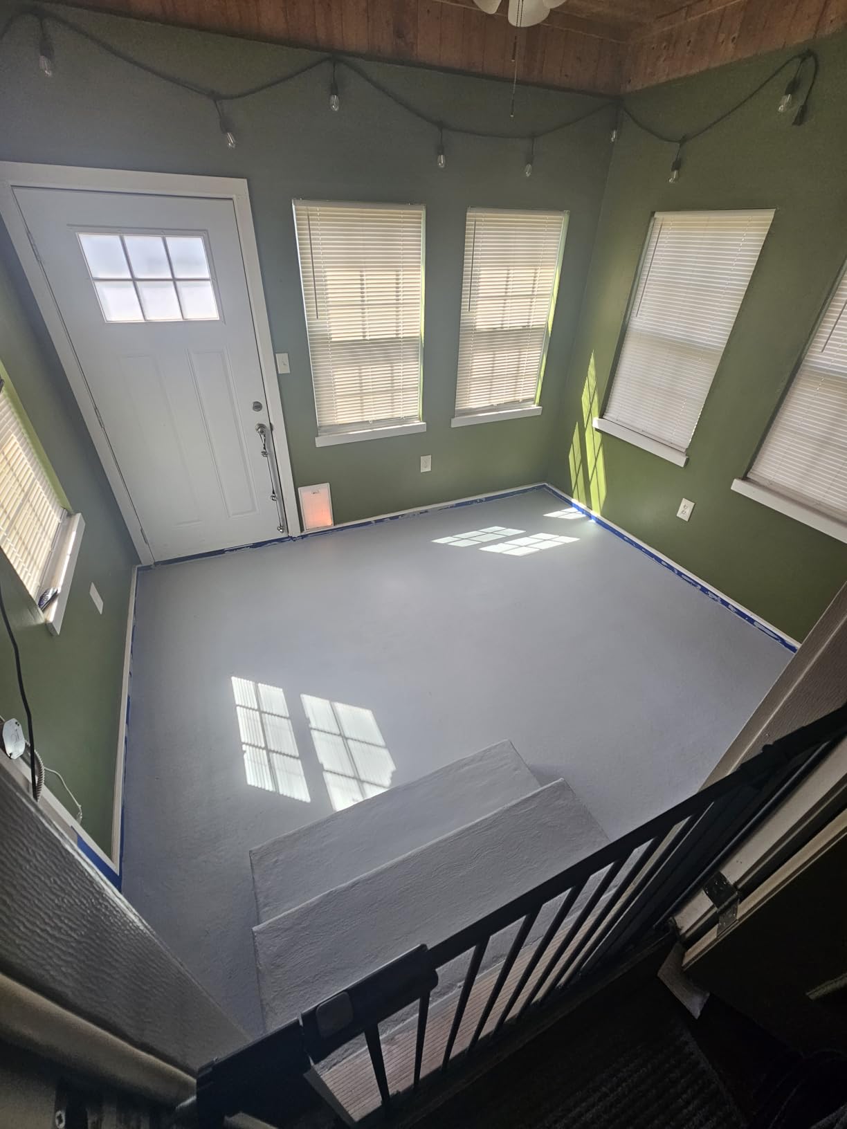 YOA Epoxy Floor Paint Kit, 4 Gallon Light Gray - 800 sq.ft - 100% solids - High Gloss - 6H Hardness - Compatible with Decorative Color Flakes, Flat coating suitable for floors, countertops, and wallsA customer photo 1