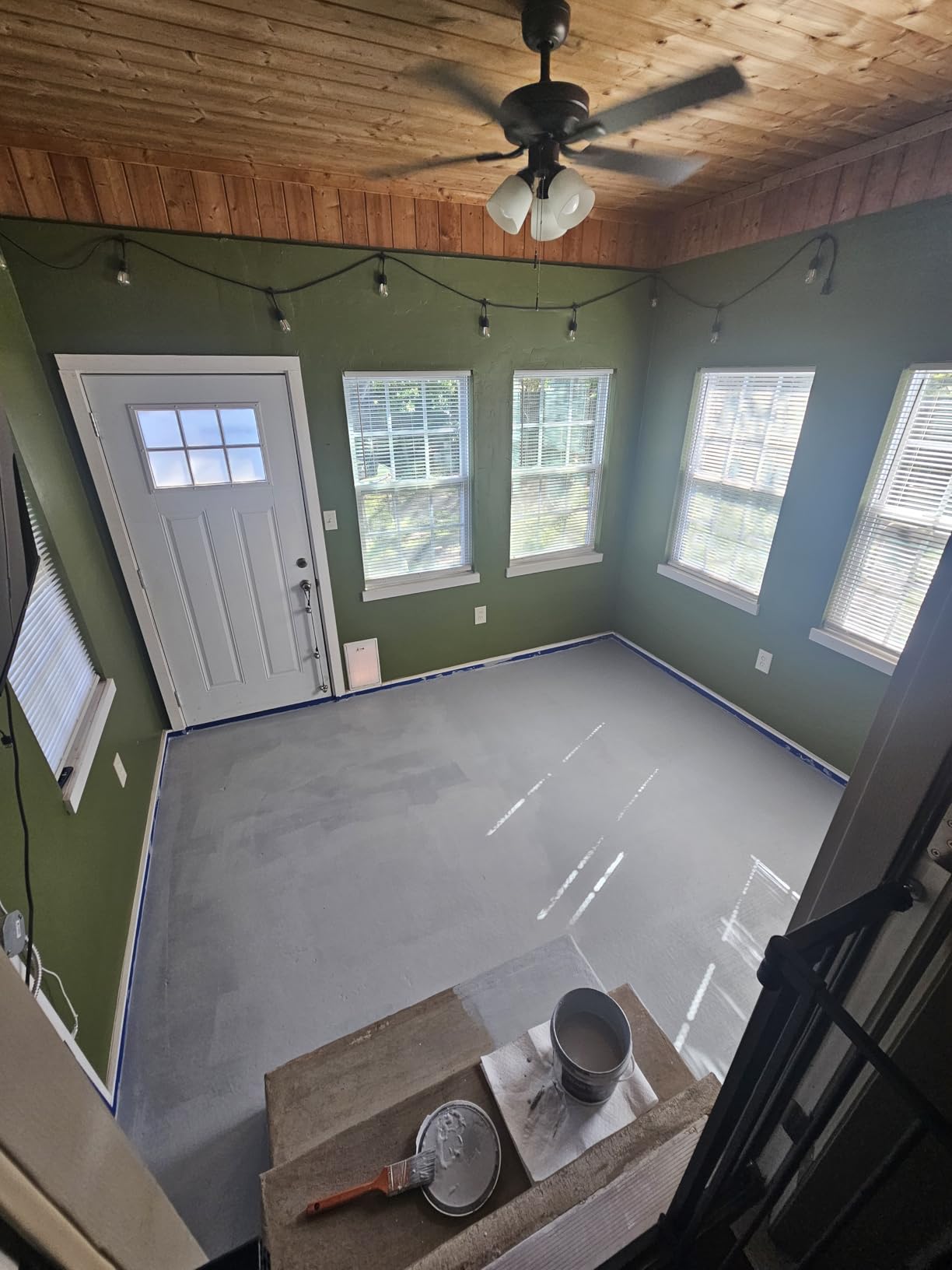 YOA Epoxy Floor Paint Kit, 4 Gallon Light Gray - 800 sq.ft - 100% solids - High Gloss - 6H Hardness - Compatible with Decorative Color Flakes, Flat coating suitable for floors, countertops, and wallsA customer photo 2
