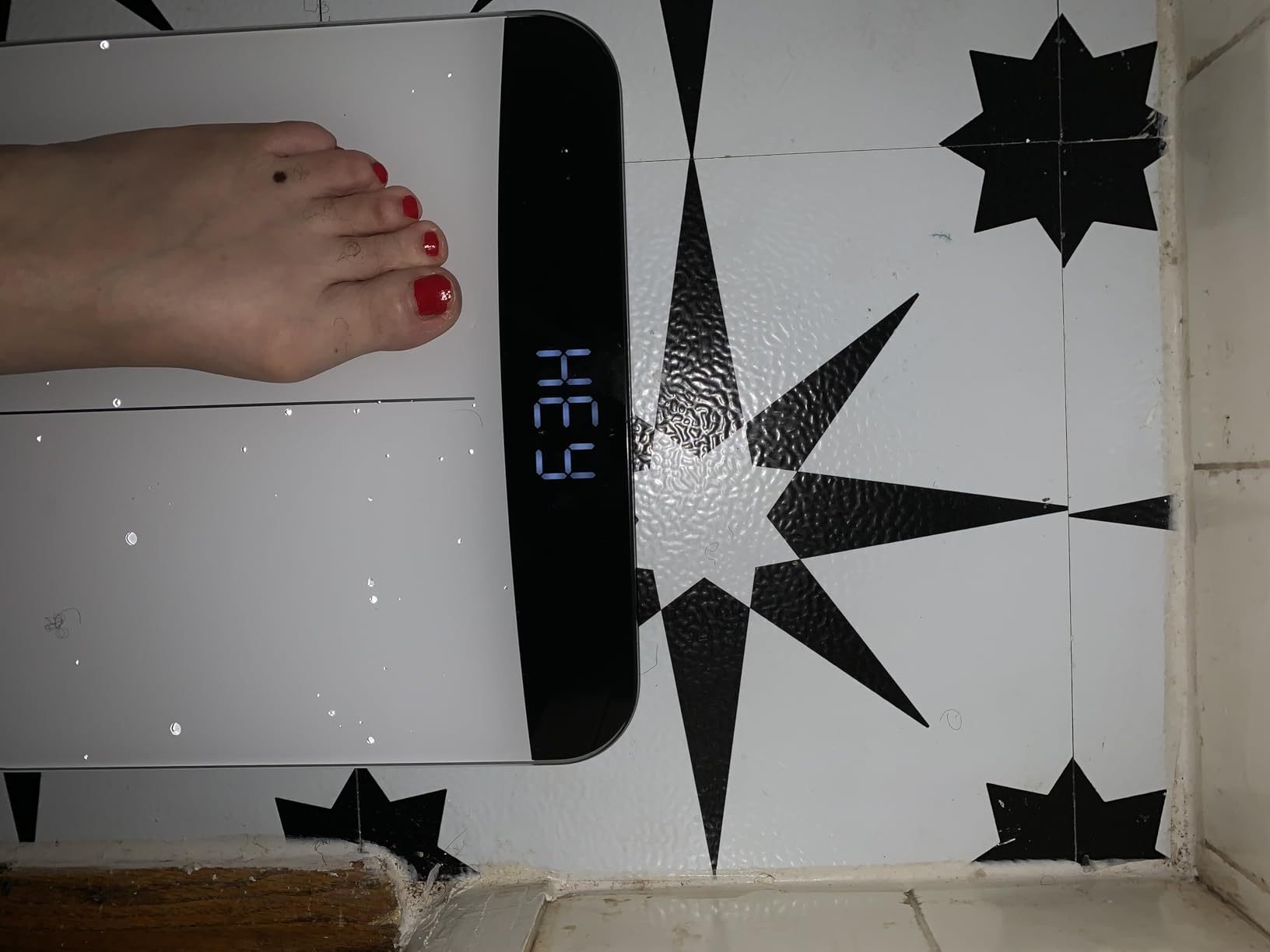 Ovutek 500lb Digital Bathroom Scale with Body Weight Trends App customer photo 2