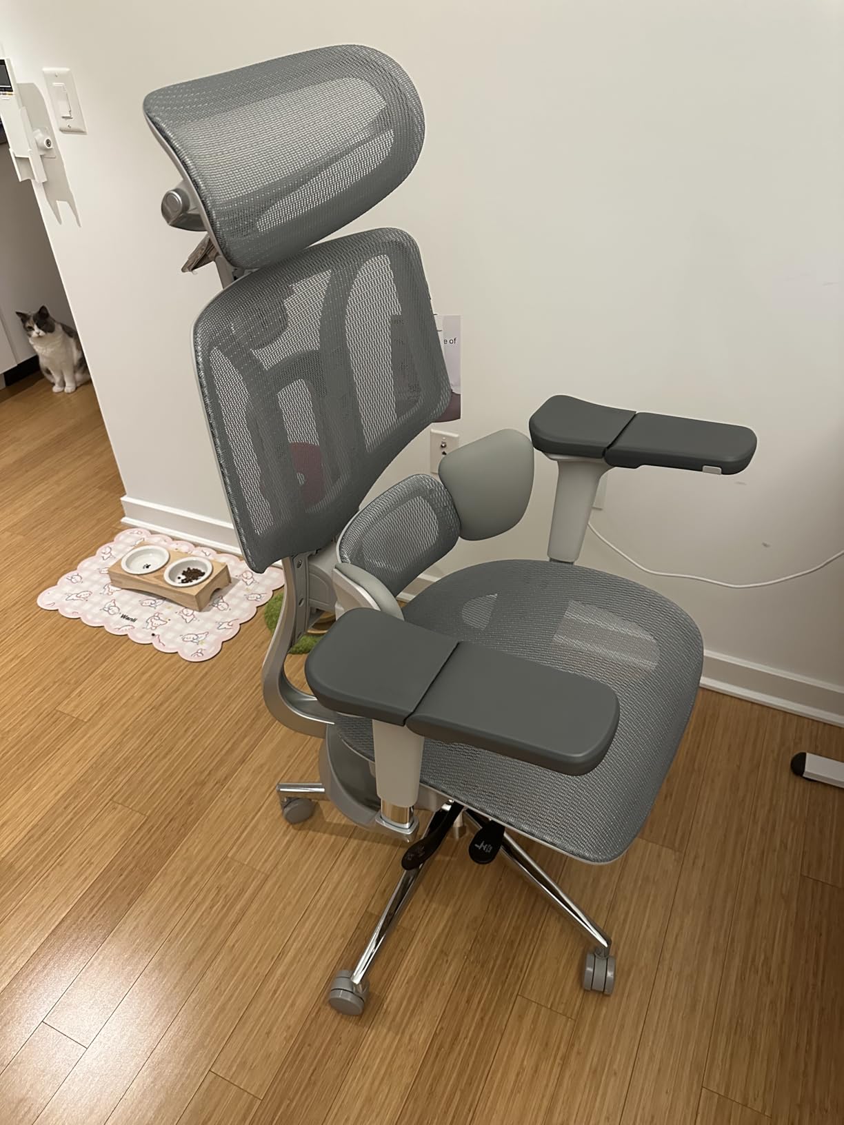 Hbada E3 Ultra Ergonomic Office Chair, Big and Tall Office Chairs - with 3-Zone Dynamic Lumbar Support, 360° Mechanical Armrests, 4D Adjustable Headrest, Aluminum Alloy, Black customer photo 2