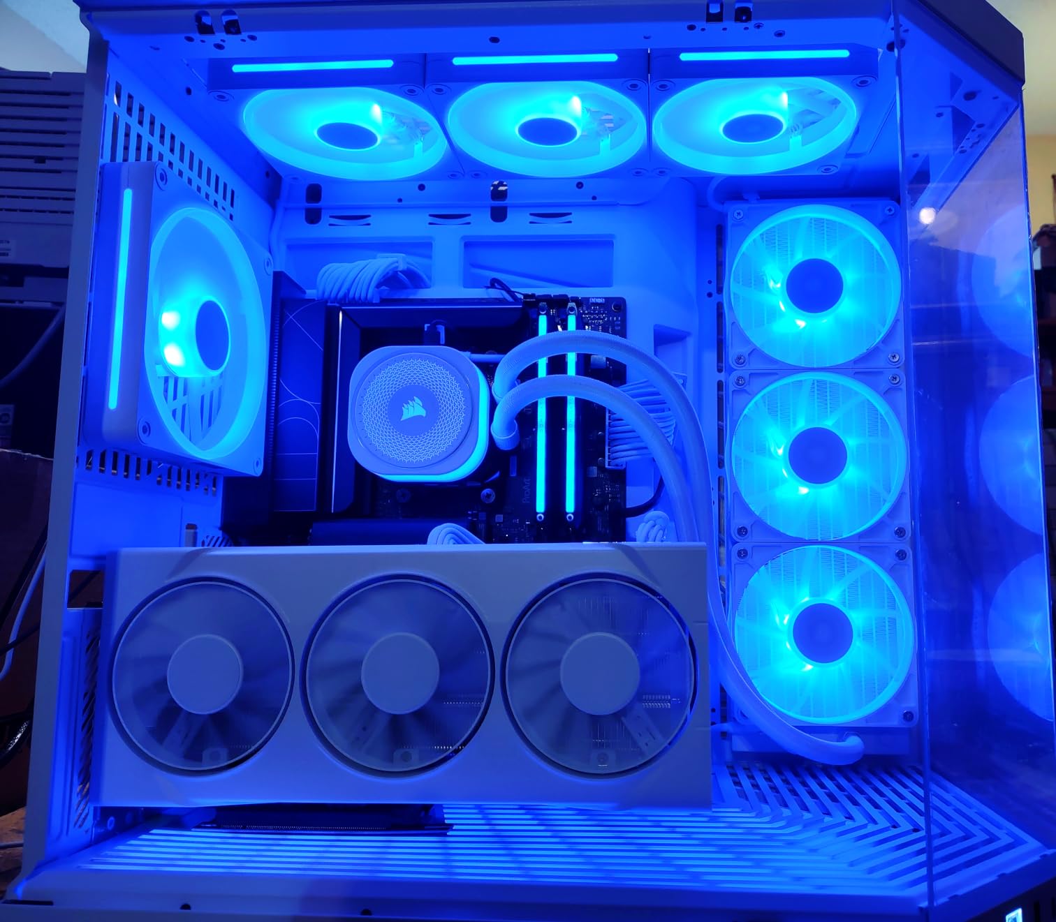 HYTE Y50 RGB Essential Aesthetic Gaming PC Case - 4 Included aRGB Fans (1x 120mm + 1x 360mm Reverse) - Dual Chamber ATX Desktop Chassis - Rear Connect Motherboard Compatible - Snow White customer photo 2